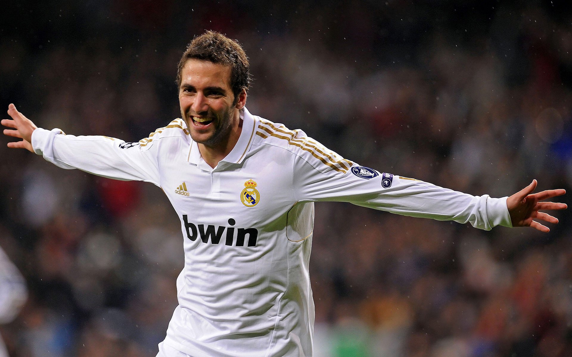 姆巴佩赛后谦逊发言登热搜,广州队横扫热刺引发热议